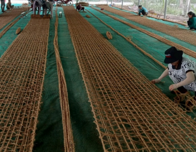 weaving-coconut-rope-shade-sail