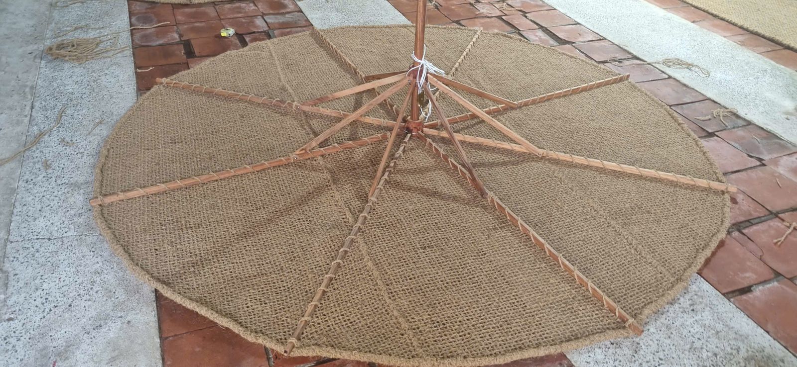 parasol-coconut-fiber-frame-horizontal